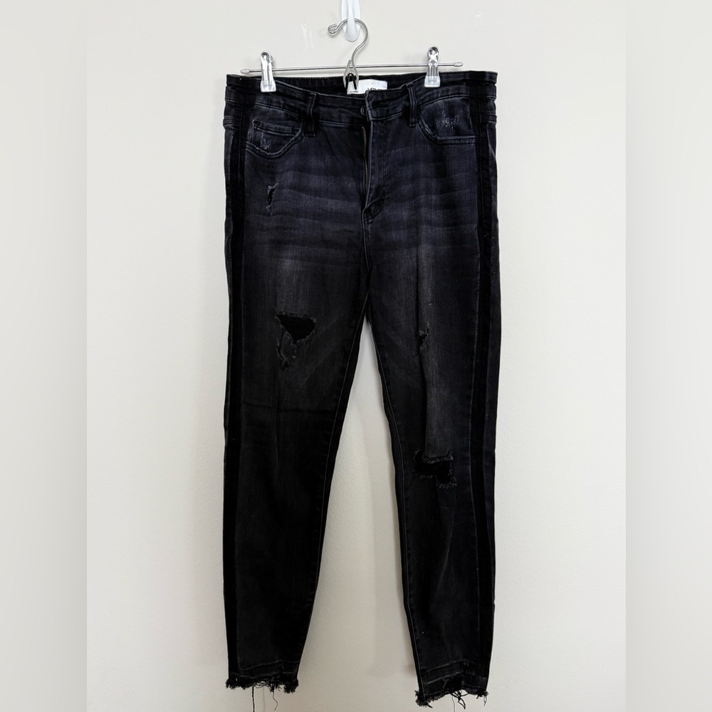 Vervet Women’s Black Distressed Skinny Jeans